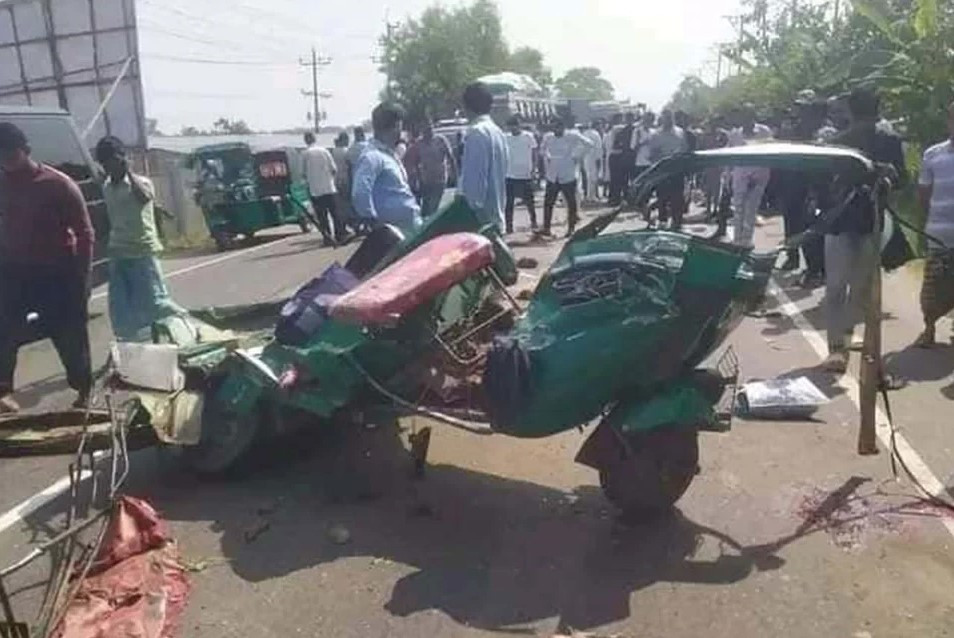 সিএনজি অটোরিকশার মুখোমুখি সংঘর্ষে ৭ জন নিহত